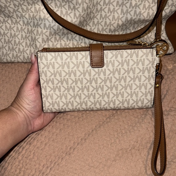 Michael Kors handbag and matching wallet - Picture 8 of 9
